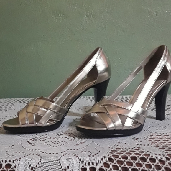 Chaps gold women's strappy stiletto heels size 6B - Picture 7 of 7